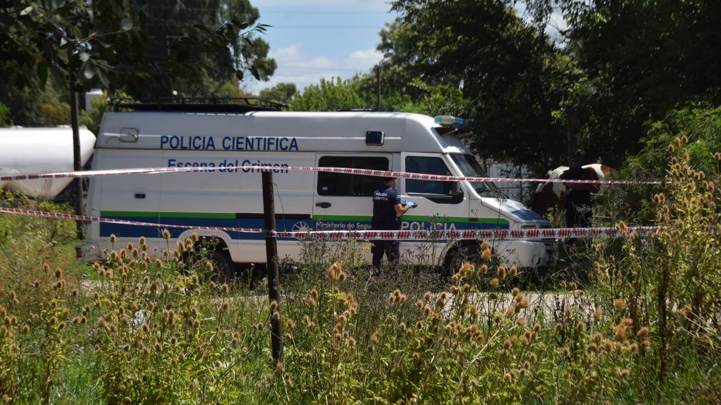 Mataron a balazos a una mujer y su hijo en un campo en Ruta 2