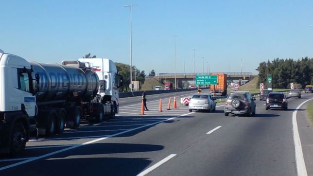 un corte total afecta al transito en una de las manos de la autopista la plata - bs.as.