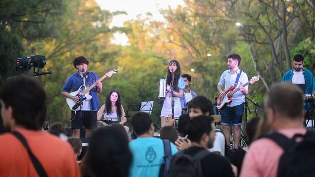 el bosque se lleno de musica en un festival en defensa de la universidad