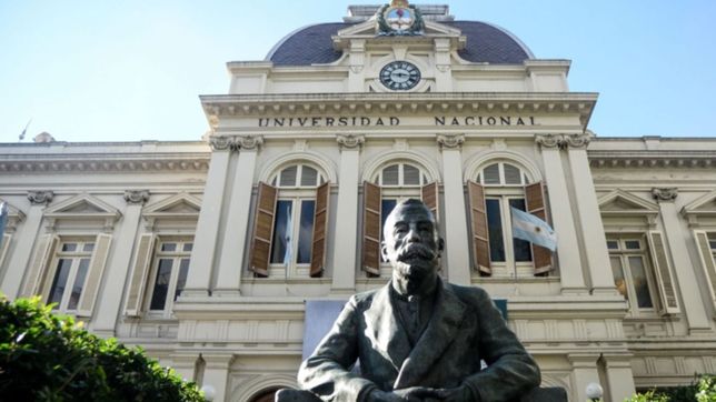 los docentes universitarios pidieron adelantar la clausula de revision y un nuevo aumento