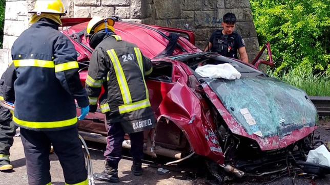 perdio el control de la camioneta, se estrello contra un puente y murio en el lugar