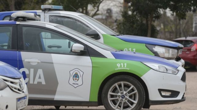 tomaron un remis en la plata, discutieron con el chofer y golpearon a los policias