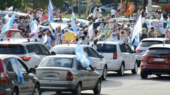 platenses marcharon a plaza moreno para protestar contra el gobierno