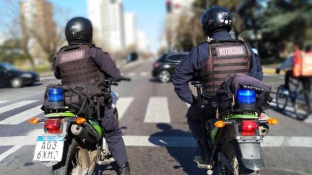 manejaba en contramano, lo detuvieron y trato de coimear a los policias en la plata
