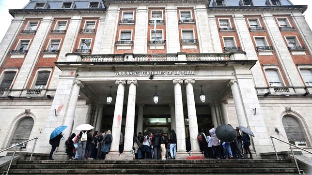 un juez de la plata se declaro incompetente para resolver el amparo por la candidatura de cristina