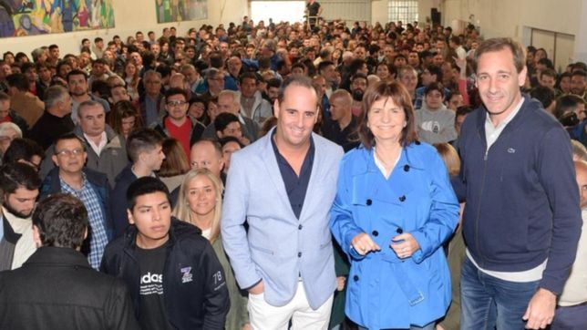 en un nuevo timbreo por la ciudad, garro camino junto a patricia bullrich