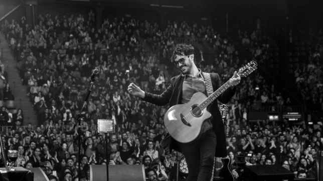 lisandro aristimuno llega al teatro coliseo podesta para deleitar a sus fanaticos