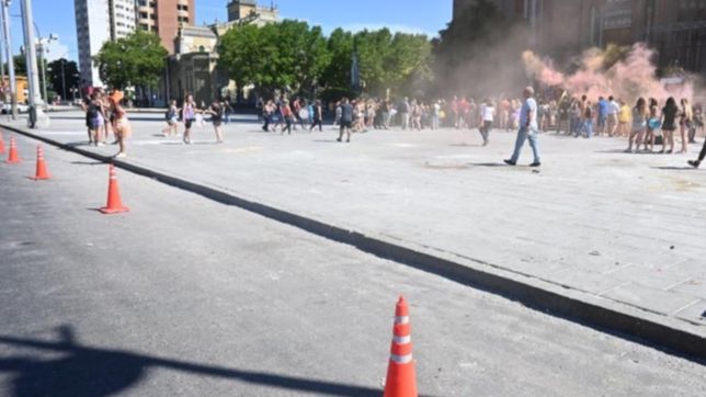 asi es el control de los festejos de las recibidas frente a la catedral de la plata