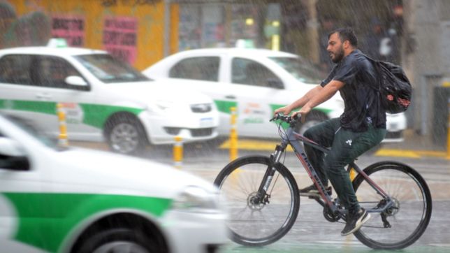 elevan a amarillo el nivel de atencion del riesgo por la tormenta en la plata