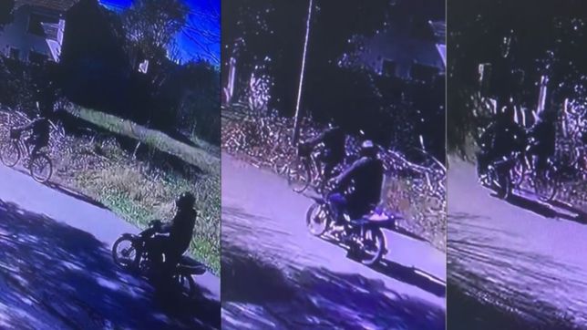 video: un motochorro ataco a una mujer en bicicleta y le robo la cartera