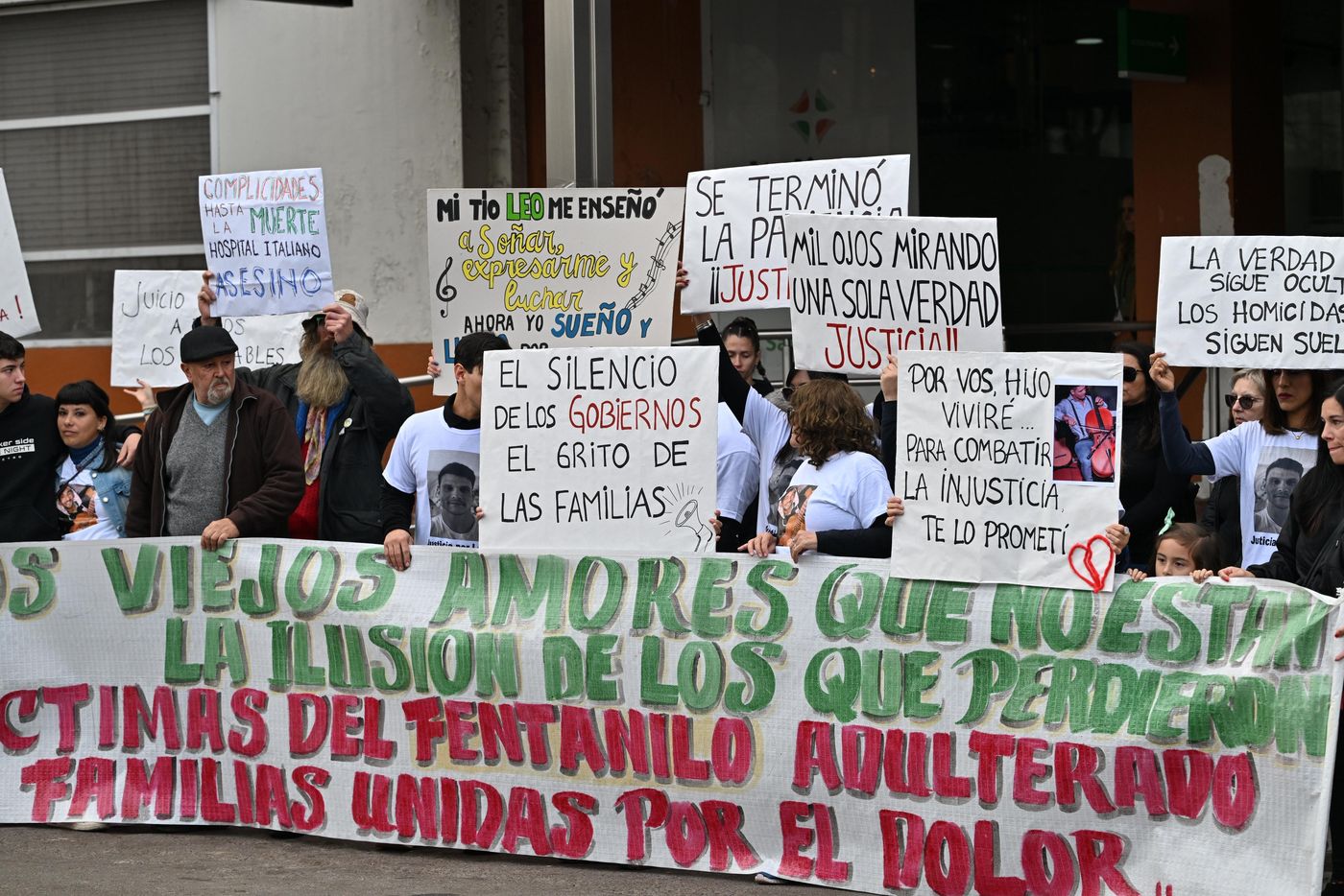 La concentraci&oacute;n de familiares de fallecidos por el fentanilo contaminado frente al Hospital Italiano de La Plata