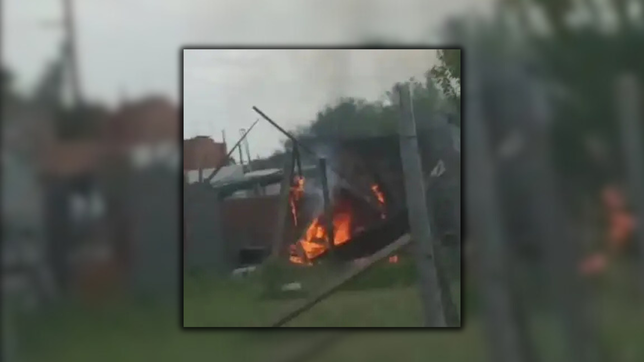 vecinos hartos de la inseguridad quemaron la casa de la joven que fue asesinada en melchor romero