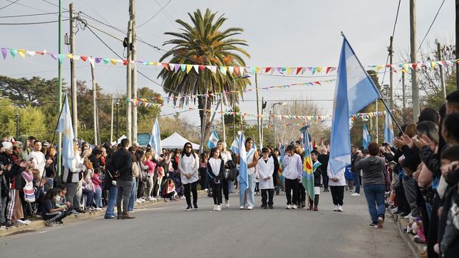 melchor romero celebro su 141° aniversario con servicios, shows y feria en la plaza principal