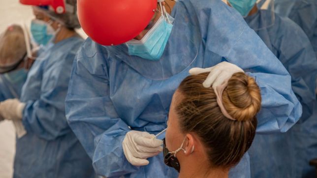 siguen bajando los casos de covid pero aumentan las muertes en argentina