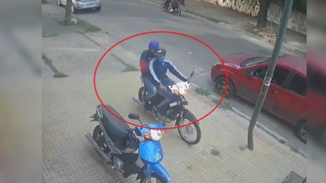 VIDEO: En segundos y a plena luz del día, así se robaron una moto en La Plata