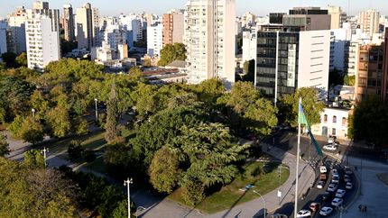 A plena luz y metros de Plaza Moreno, asaltaron a una mujer que terminó internada