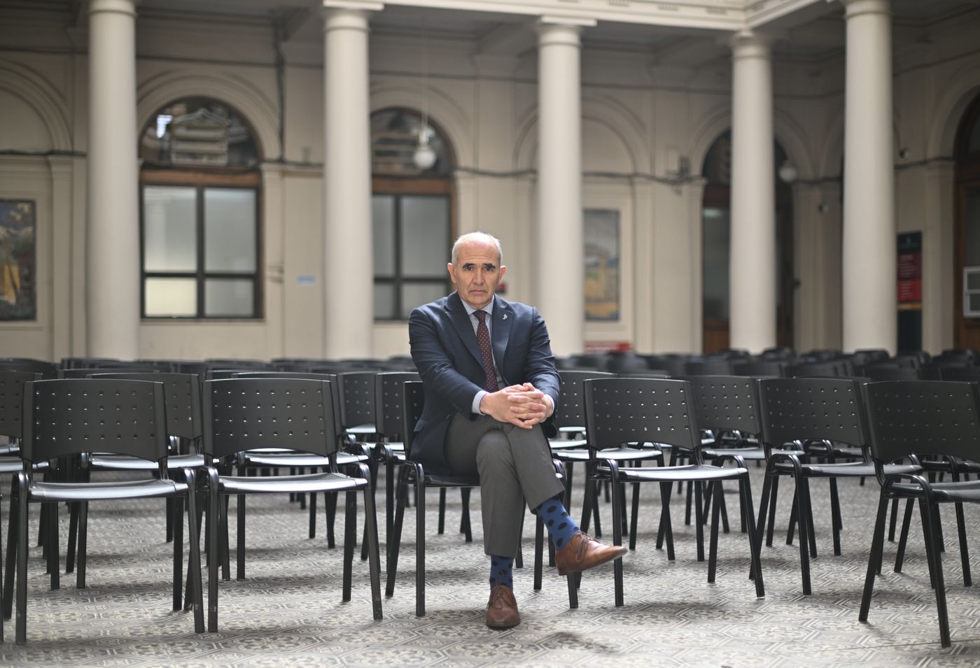Martín López Armengol, en el patio del Rectorado de la UNLP
