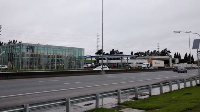 salio caminando de la ypf de la autopista la plata-buenos aires, lo atropellaron y murio