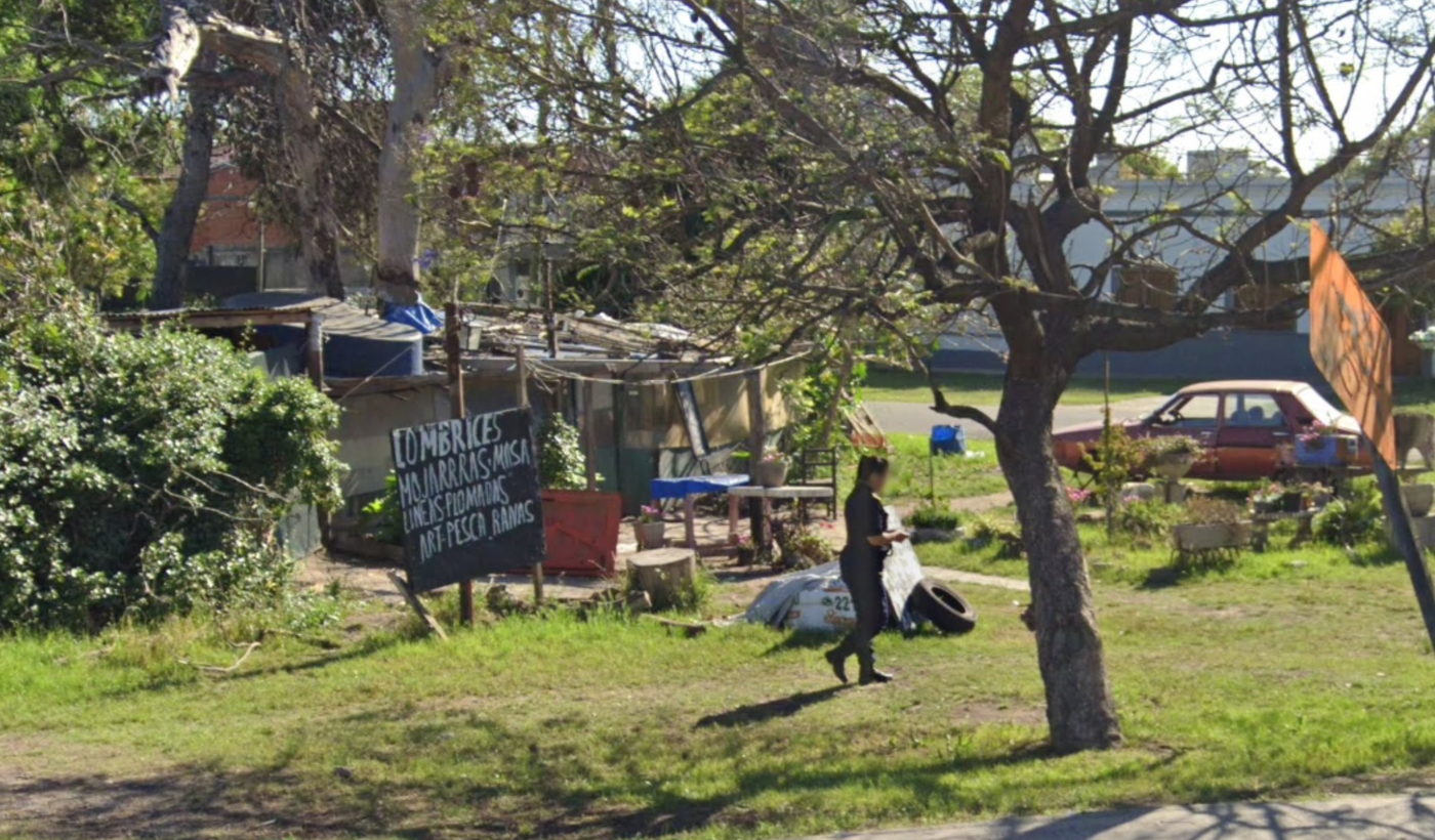 La Municipalidad de La Plata demolió el puesto de venta de carnada que se encuentra en la bajada de la Autopista.