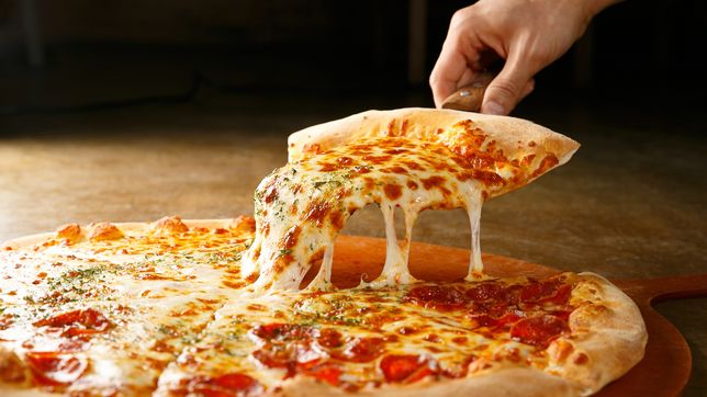 con casi 20 locales adheridos en la plata, vuelve la noche de la pizza y la empanada