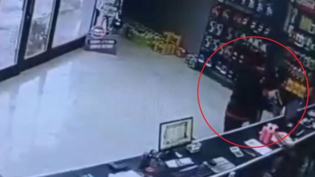 video: asalto una casa de repuestos de la plata, amenazo a empleados y clientes y escapo