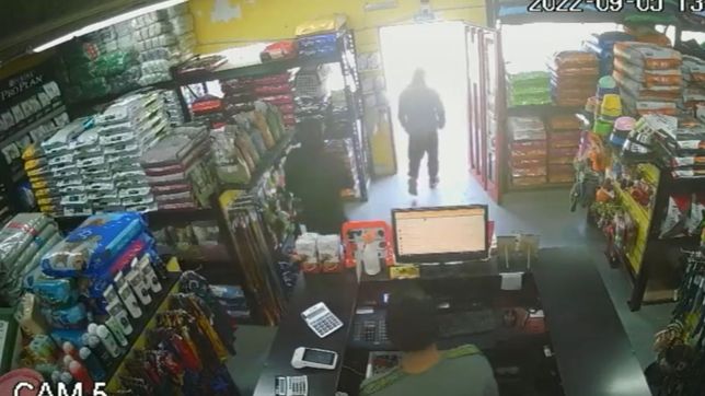 video: armados y a los gritos asaltaron un local de lo que mastica tu mascota
