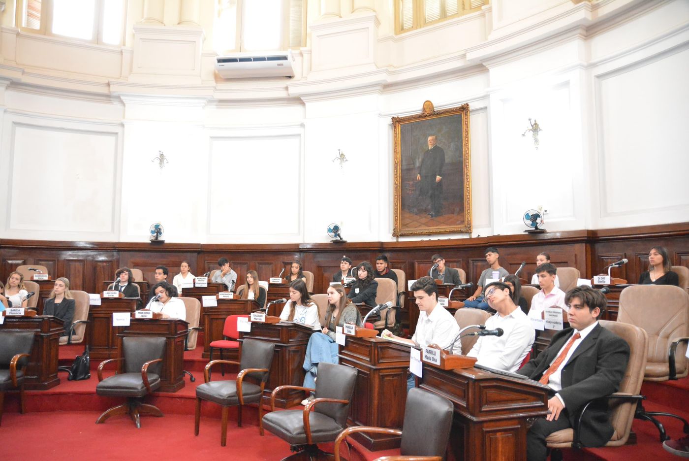 Estudiantes secundarios en el Concejo Deliberante.jpeg