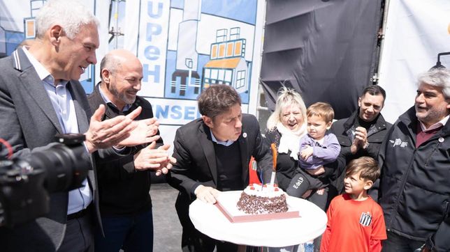 kicillof fue a un acto en ensenada y lo sorprendieron con una torta de cumpleanos