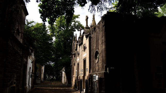 un jubilado denuncio tres robos y danos reiterados en la boveda familiar del cementerio de la plata
