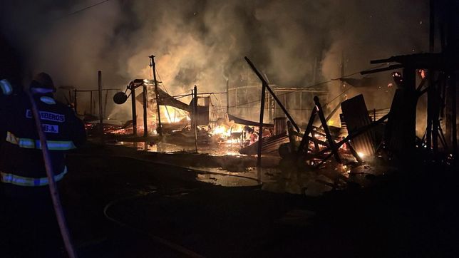 tres precarias casillas se prendieron fuego en la plata y seis personas tuvieron que ser asistidas