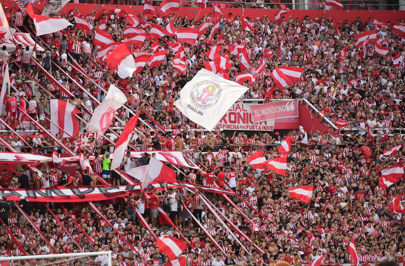 Estudiantes Central Córdoba Hinchada UNO.jpg