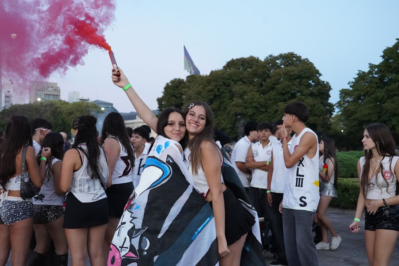 Alrededor de 3 mil estudiantes coparon Plaza Moreno para celebra un nuevo UPD