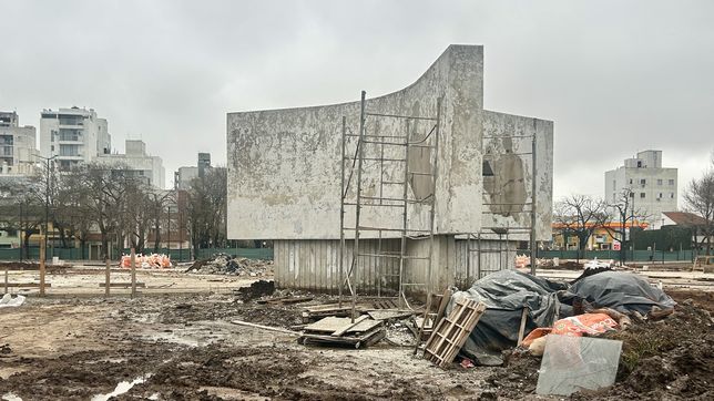 arranco la remocion del monumento de plaza espana y crece la incertidumbre sobre su destino