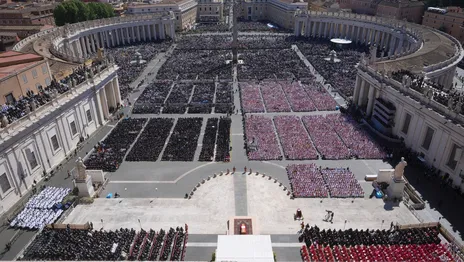 Con más de 150.000 en la Plaza San Pedro y una ceremonia austera, el mundo despidió al papa Francisco