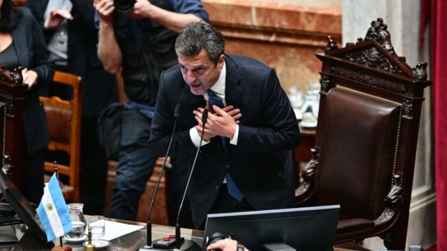 aceptaron la renuncia y massa se despidio de la camara emocionado