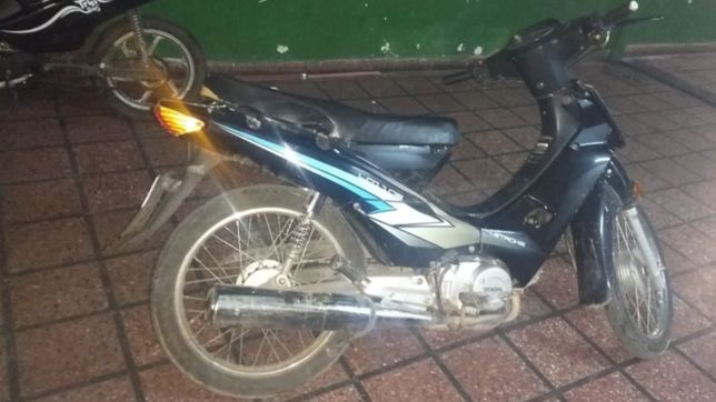 viajaba en una moto robada, lo pararon en un control y termino detenido