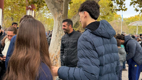 Zaniratto apareció en Plaza Malvinas en pleno intercambio de figuritas del Mundial 2026 Zaniratto apareció en Plaza Malvinas en pleno intercambio de figuritas del Mundial 2026