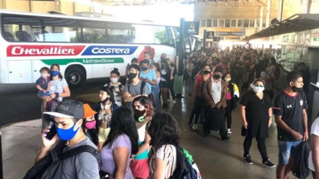 se desbordo la terminal de micros en la plata tras el paro de trenes