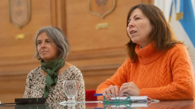 ¿quien es la egresada de la unlp que acompana a batakis en su visita al fmi?