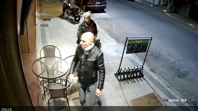 video: ingresaron a un conocido local platense, simularon ser clientes y les robaron