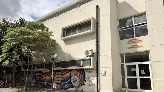 encontraron a un hombre con un disparo en su auto, lo internaron y esta grave