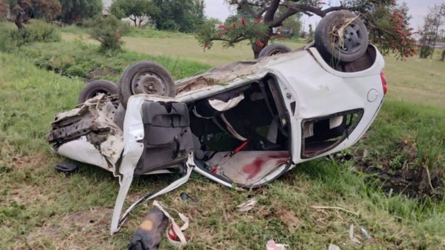 se quedo dormido en la autopista la plata-buenos aires, volco y se salvo de milagro