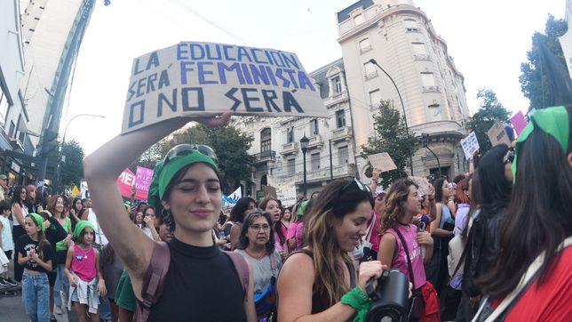 con fuertes reclamos contra los femicidios, la plata marcho por el dia de la mujer