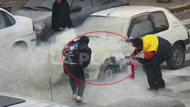 video: asi se incendio un auto en el medio de diagonal 80