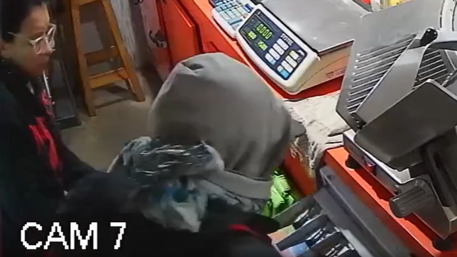 entro a robar a un autoservicio de la plata, pero se dio cuenta que habia camaras y escapo