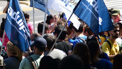 Los docentes de la UNLP reclaman cobrar el mismo bono que se les pagará a los nodocentes Los docentes de la UNLP reclaman cobrar el mismo bono que se les pagará a los nodocentes