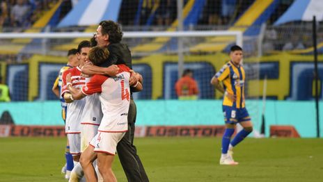 A los gritos, abrazos y saltos: así fue el alocado festejo de Domínguez en el final del partido A los gritos, abrazos y saltos: así fue el alocado festejo de Domínguez en el final del partido