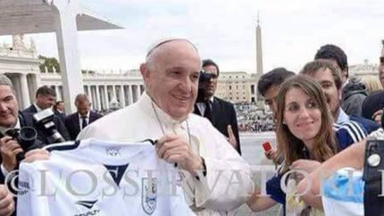 El vínculo del papa Francisco con Gimnasia y las tres camisetas que sumó a su colección