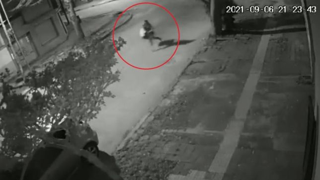 video: a los tiros, asi atacaron los motochorros que cayeron en un aguantadero en la plata