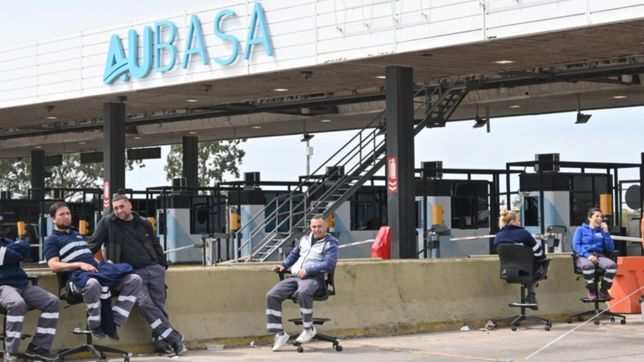 no hubo acuerdo y sigue el paro de peajes en la autopista la plata - buenos aires